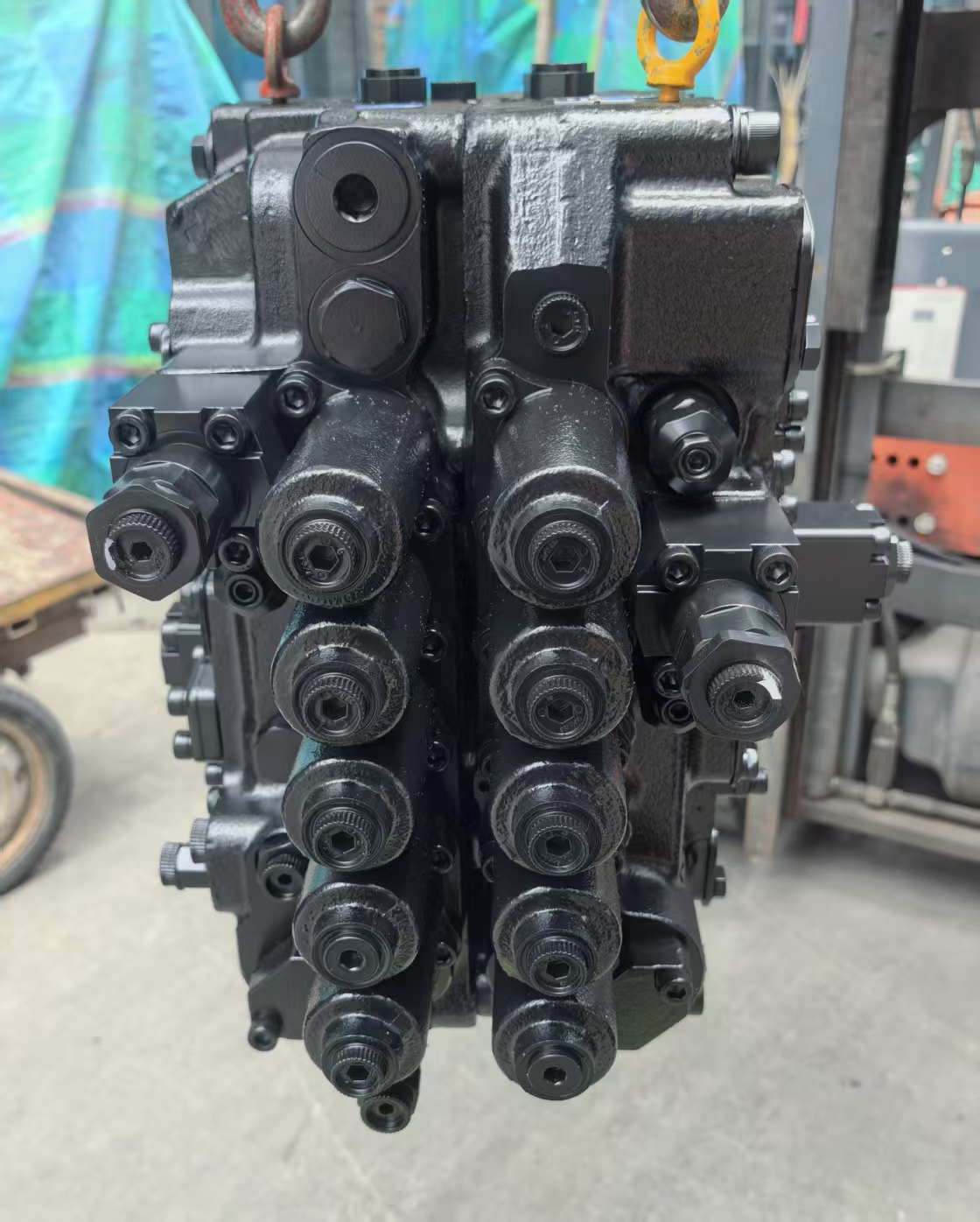 Excavator main control valve